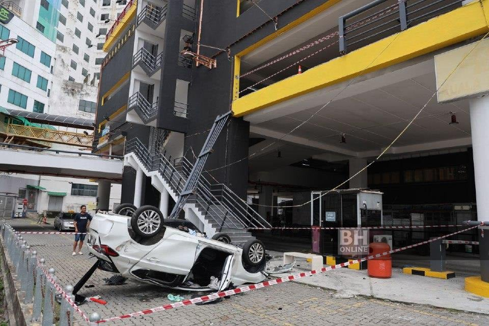 Macam babak filem aksi: Kereta terjunam dari parkir Terminal 1